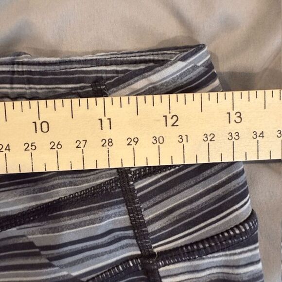 Athleta Striped Cropped Leggings Black White Surge Seam Zip Pocket Size XS - Picture 7 of 10
